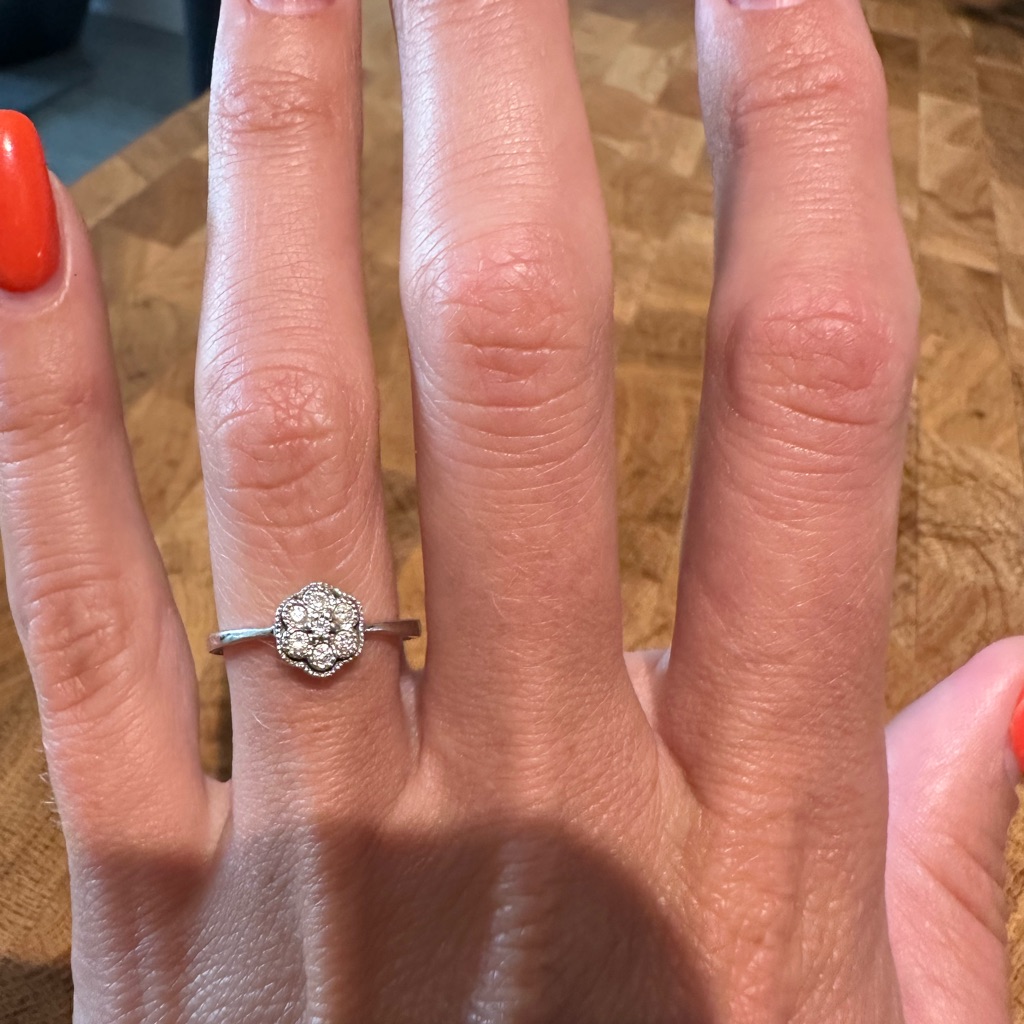18k White Gold Ring With 6 Diamonds.
